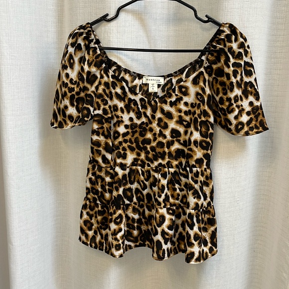 Small off the shoulder cheetah print tiered top with big sleeves - Picture 1 of 4